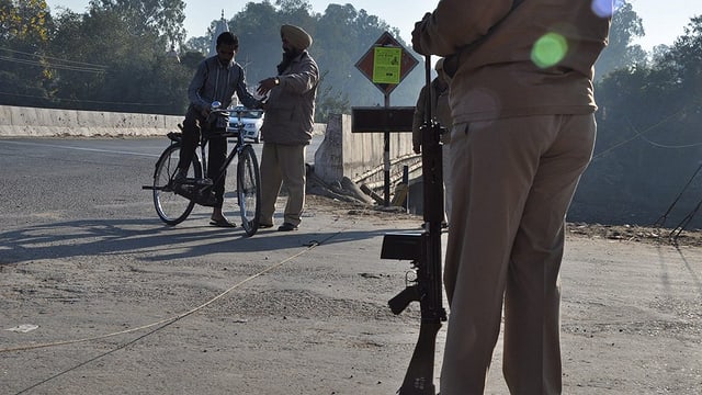 in policist discura cun in velocipedist, a Punjab en l'India