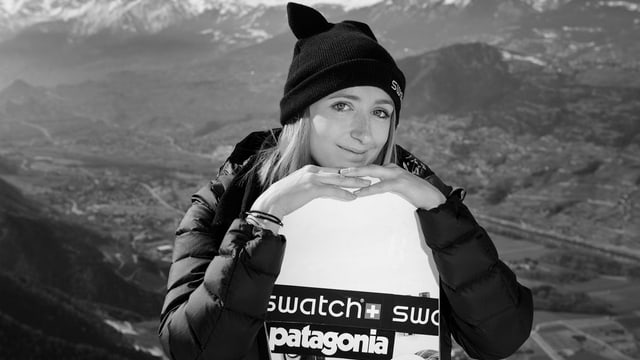La campiunessa da la Freeride World Tour, Estelle Balet cun ses snowboard.