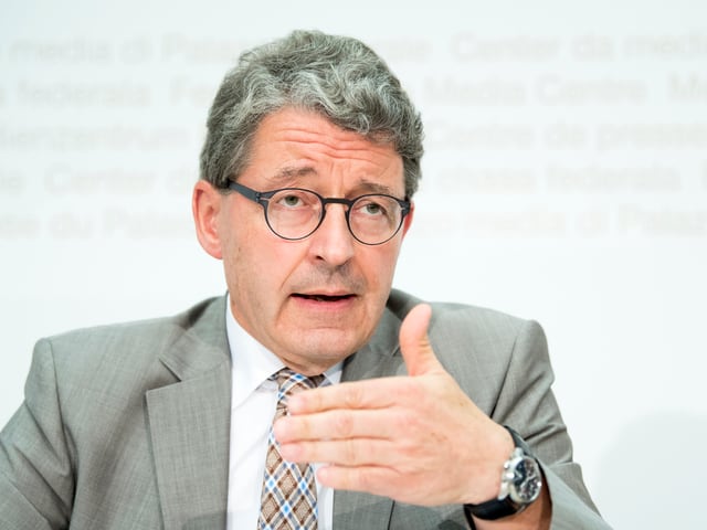 e vehemnet encunter ina quota da dunnas en il Cussegl federal. e vehemnet encunter ina quota da dunnas en il Cussegl federal.
