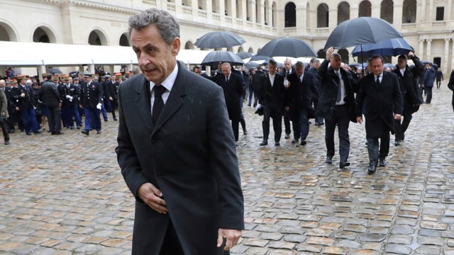 Sarkozy va sur in plaz e na vesa betg ora cuntent.