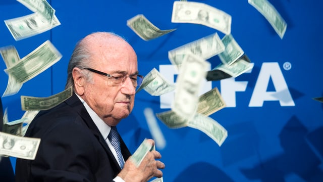 Sepp Blatter enturn bancnotas en l'aria.