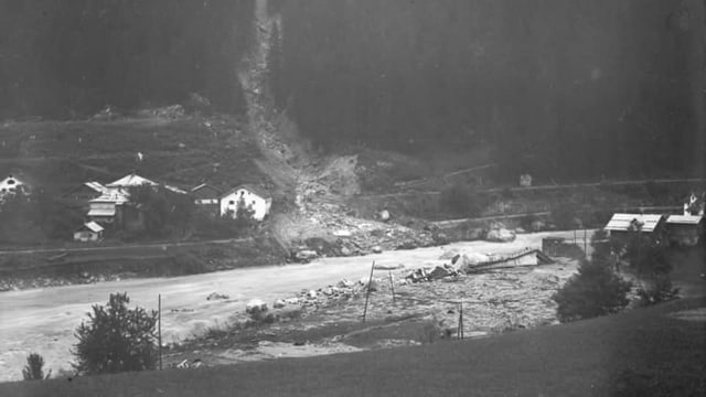 Fotografia en alv e nair da la bova che è passada il 1927 tras il vitg da Tavanasa Fotografia en alv e nair da la bova che è passada il 1927 tras il vitg da Tavanasa
