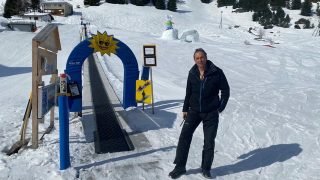 Marco Fasciati dals Implants da Sport da Beiva en il paradis d'ir cun skis d'uffants.