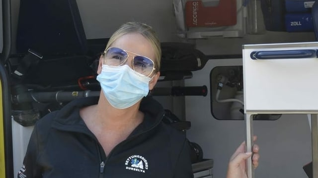La sanitaria Silvia Pally lavura tar l'ambulanza Surselva