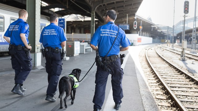 Guardias da cunfin fan patruglia sin la staziun da tren a Basilea.