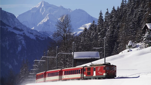 La Viafier Matterhorn Gotthard en viadi en il Vallais en ina cuntrada ennevada.