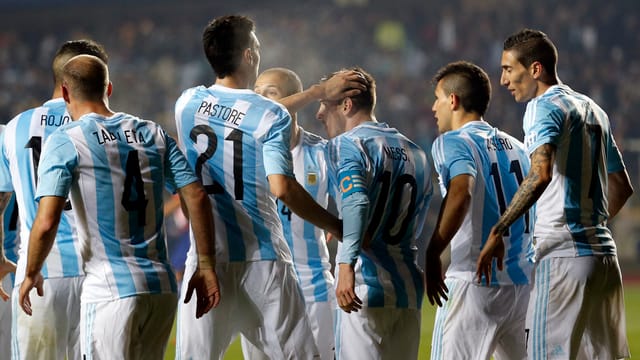 Giugaders argentins festiveschan la victoria