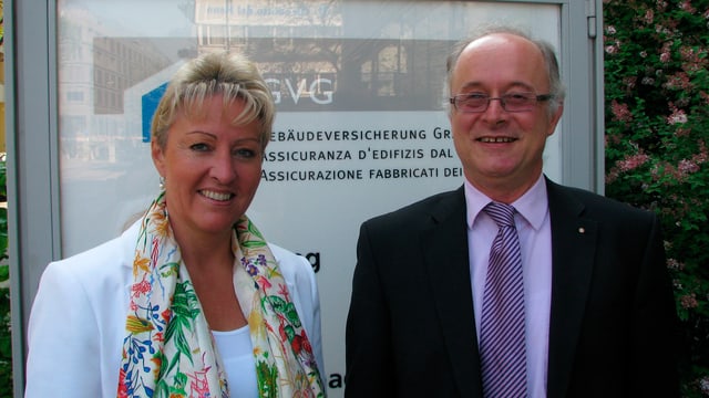 Cussegliera guvernativa Barbara Janom Steiner e Markus Feltscher, il directur da l'assicuranza d'edifizis dal Grischun. 