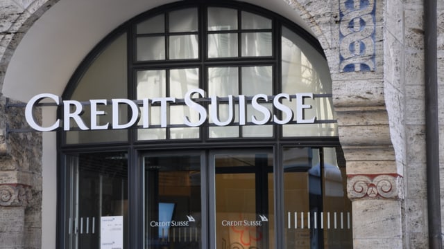 Entrada da la banca gronda Credit Suisse.