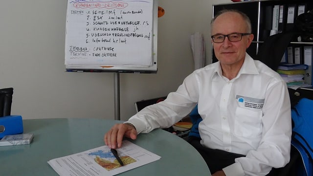 Markus Feltscher - il directur da l'Assicuranza d'edifizis dal Grischun en ses biro.
