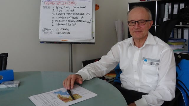 Markus Feltscher - il directur da l'Assicuranza d'edifizis dal Grischun en ses biro. Markus Feltscher - il directur da l'Assicuranza d'edifizis dal Grischun en ses biro.