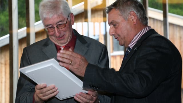 Urs Häusermann (dretg), igl president communal da Vaz ha surdà il premi cultural da Vaz a Fritz Ludescher. 