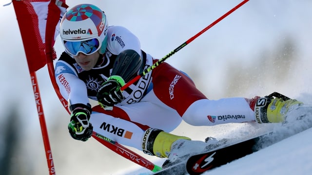 Purtret da Marco Odermatt durant ina cursa da skis. 