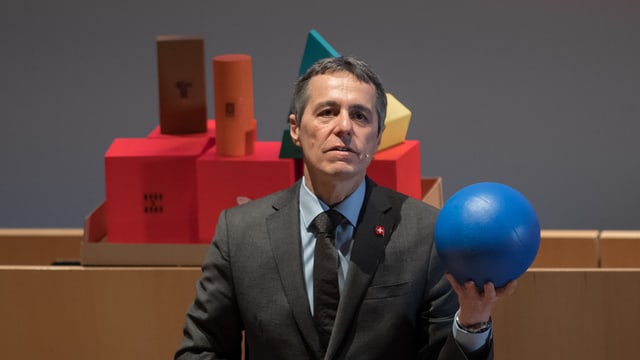 A maun dad objects ha Ignazio Cassis declerà las relaziuns cun l'Uniun Europeana. La culla blaua è la cunvegna da basa... A maun dad objects ha Ignazio Cassis declerà las relaziuns cun l'Uniun Europeana. La culla blaua è la cunvegna da basa...