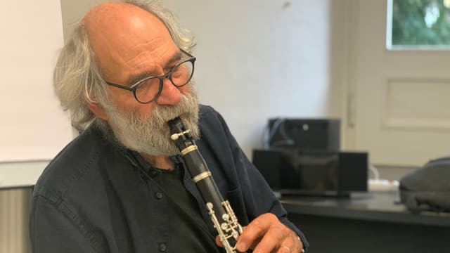 Domenic Janett durant sunas la clarinetta. Domenic Janett durant sunas la clarinetta.