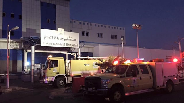 Pumpiers davant il «Jazan General Hospital» a Dschasan en l'Arabia Saudita.