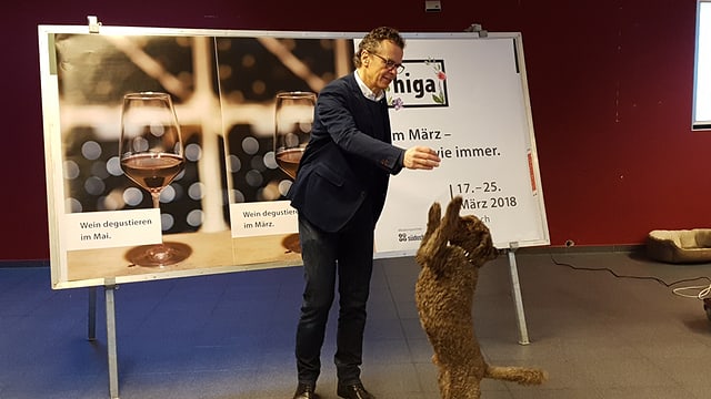 Marco Engel cun ses chaun. Marco Engel cun ses chaun.