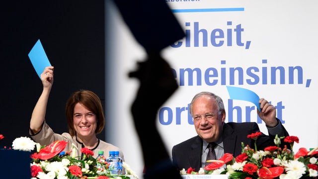 Petra Goessi, la presidenta da la PLD Svizra (sanester) ed il president da la Confederaziun Johann Schneider-Ammann.