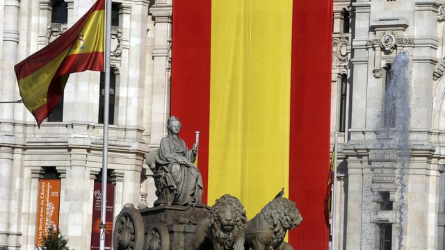 La bandiera da la Spagna vid la chasa municipala a Madrid.