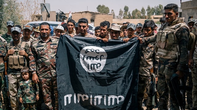 Schuldads tegnan ina bandiera dal Stadi Islamic suenter ina victoria cunter la milissa da terror.