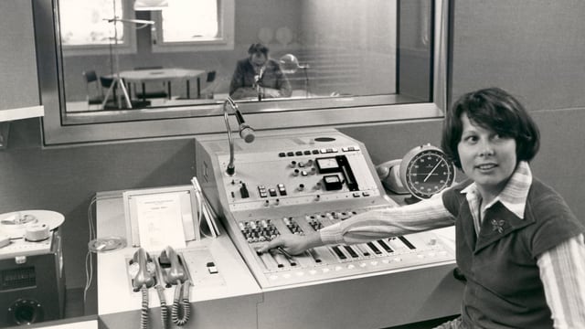 Maria Cadruvi che tschenta en reschia 1 dal radio, l'onn 1980.