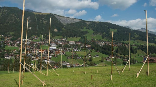 Profils da construcziun avant ina culissa alpina. 