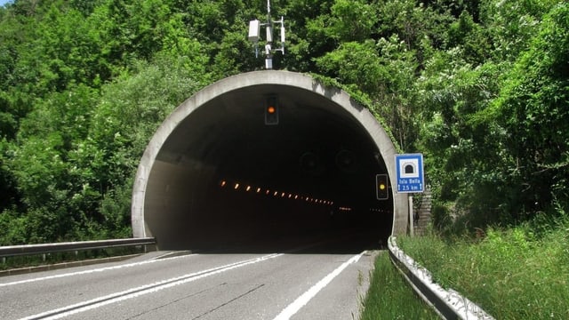 Concret guard ins tenor Thomas Rohrbach uss tge pussaivladads ch'i dat tar il tunnel d'Isla Bella.