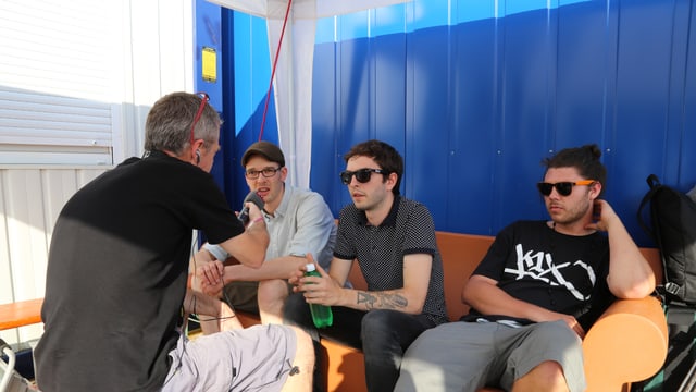Jachen Prevost intervistescha la band Polyphone. Da sanester: Simon Steiner, Marcus Petendi e Valentin Bezzola.