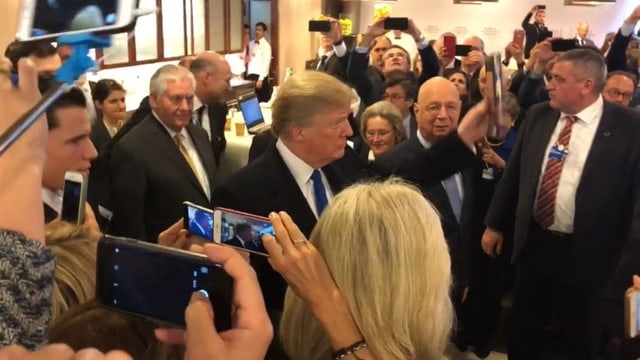 Donald Trump è arrivà en il center da congress. 