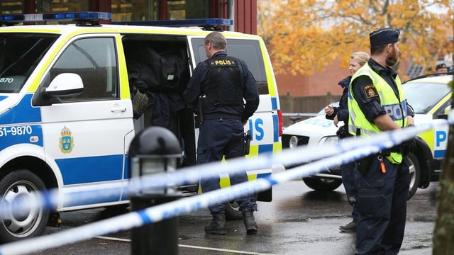 Polizia avant la scola da Trollhättan en Svezia.