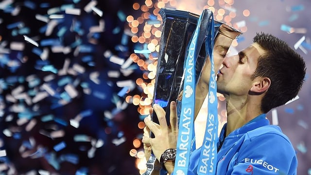 Il giugader da tennis Djokovic cun ses pocal dals ATP Tour Finals sunter batter Roger Federer a Londra, ils 22 da november 2015. Il giugader da tennis Djokovic cun ses pocal dals ATP Tour Finals sunter batter Roger Federer a Londra, ils 22 da november 2015.