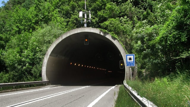 entrada d'in tunnel da via