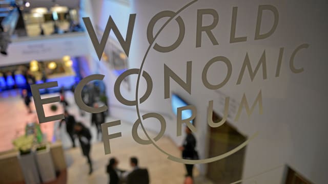 Purtret simbolic da l'entrada dal WEF cun logo.