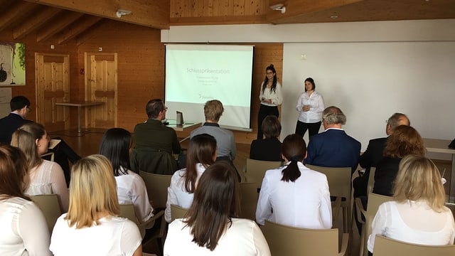 Studentas e students da la scola internaziunala per turistica (cun Ivana Monn, dretg) preschentan ils projects. Studentas e students da la scola internaziunala per turistica (cun Ivana Monn, dretg) preschentan ils projects.