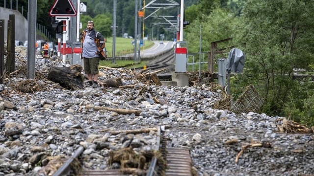 Lingia da tren cuvrida da material da bova. Lingia da tren cuvrida da material da bova.