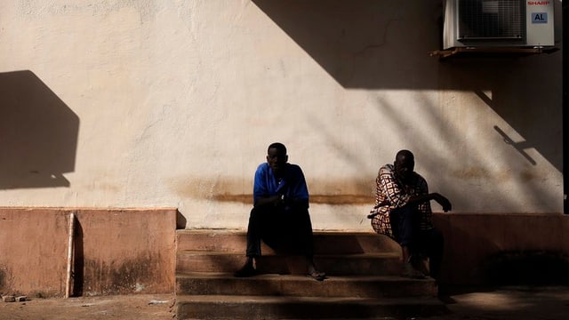 Dus lavurants da l'ospital a Bamako sesan avant il bajetg (22.11.2015).