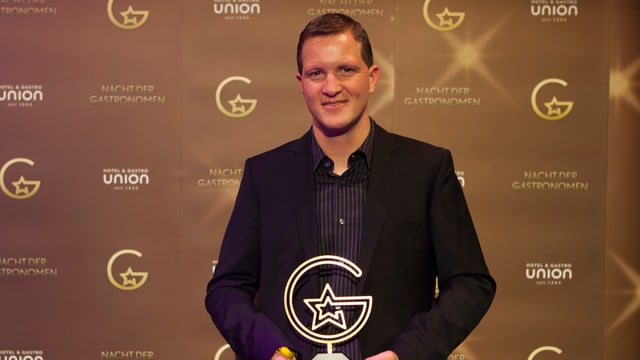 Dario Cadonau cun il premi da simpatia «Gastrostern 2016»
