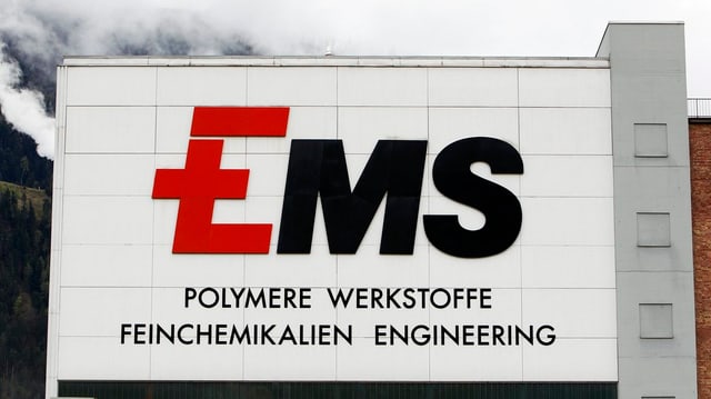 il bajetg da la EMS Chemia cun il logo