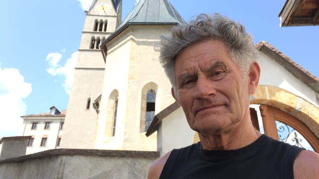 Jon Conradin davant la baselgia. Jon Conradin davant la baselgia.