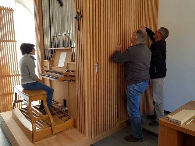 L'organista sesa vid l'orgla nova. 