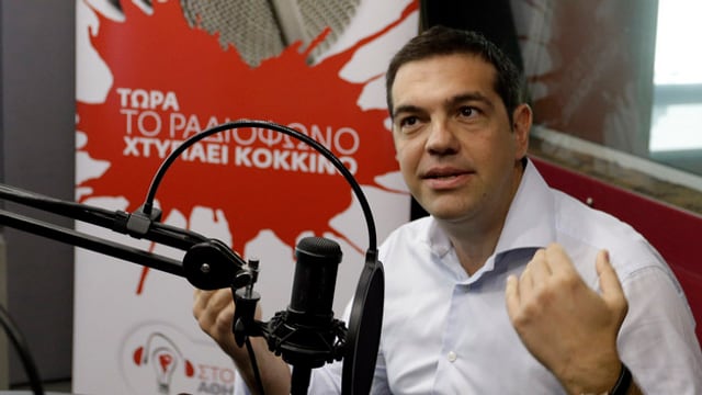 Il primminister grec, Alexis Tsipras durant ina intervista da radio.