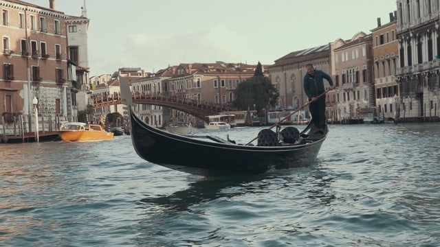 Bunura: Lavin: L'artist Richard Präger cun la gondla da Venezia
