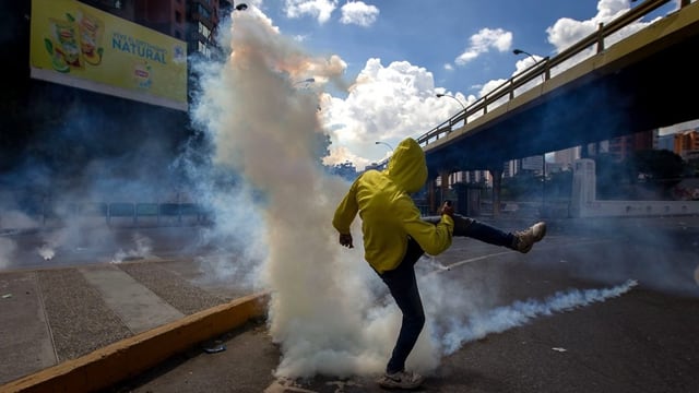 Demonstrant sin via da Caracas.