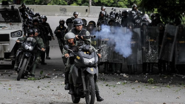 Polizia armada sin in moto sin las vias da Venezuela.