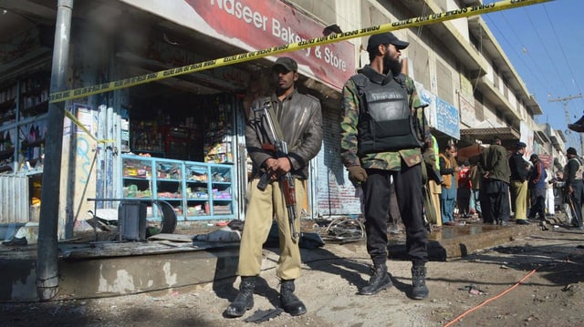 Forzas da segirezza examineschan il lieu da l'attentat a Quetta en il Pakistan.