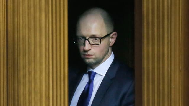 Il primminister Arseni Jazenjuk guarda tras la porta da la stanza dal parlament