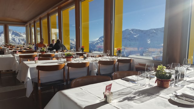 Il restaurant La Marmite cun vista sur tut las muntognas d'Engiadin'Ota