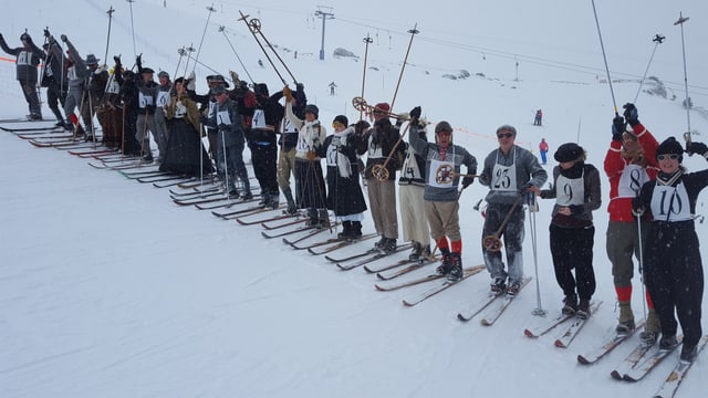 Tut ils participants a la curas da skis nostalgia a Segl
