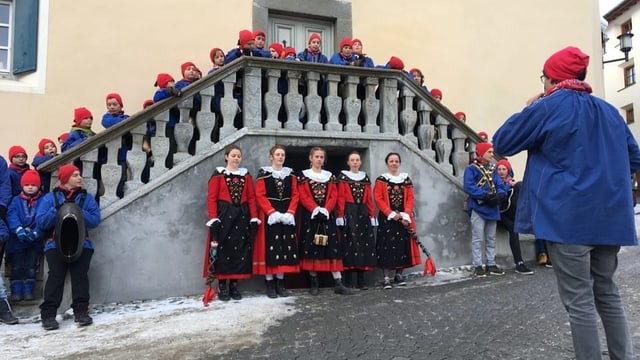 Bunura: Chalandamarz – A Zuoz vegn fatg cortegi, chantà e giaschlà, ma er elegì