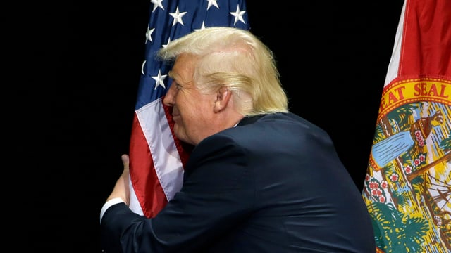 Trump e la bandiera americana